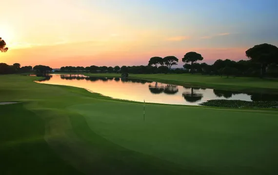 Glorianewcourse10 golfclub18th h