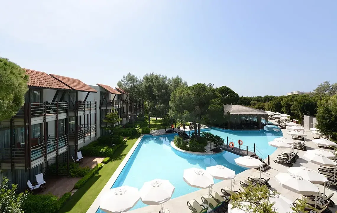 Familysuitepool2 golfresort h