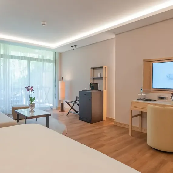 Junior Suite image 3 of 5