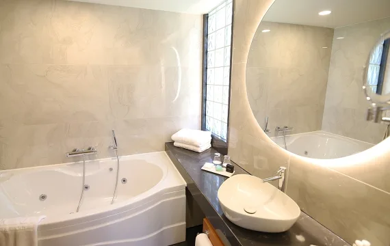 Queen twin bathroom 2nd floor 1 mtime20220601121422