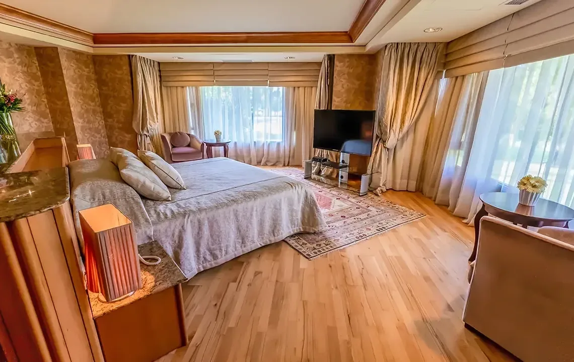 Gloria verde resort presidential villa 5