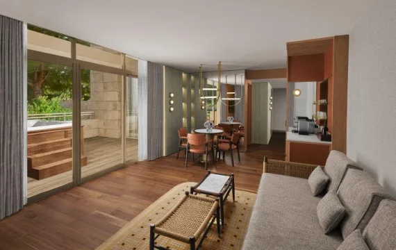 Gloria Serenity Suite 9